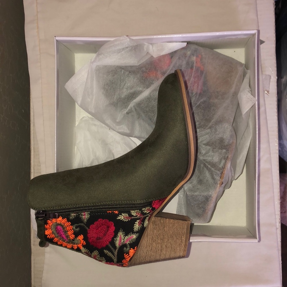 NIB Sz 9 Tiara Bootie with Embroidered Heel